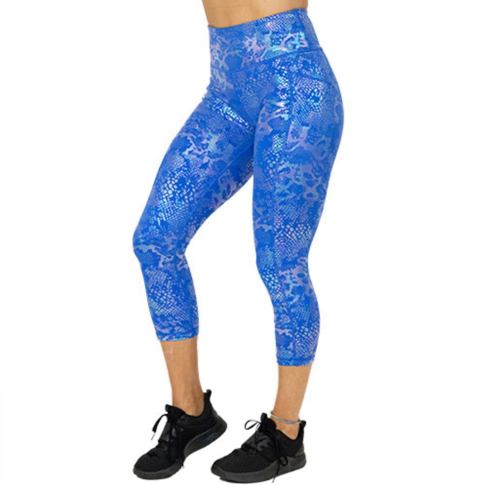 NWOT CVG Glisten Here Capri Size Large